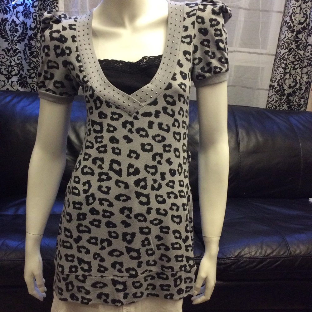 animal print short puffed sleeve grey tunic top